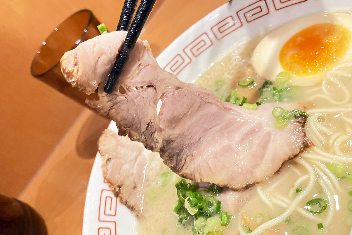長ーいチャーシューは、あまり味わったことのないテイスト。なんだろう、ただおいしいだけではなく、とんこつスープにも負けない存在感が感じられます