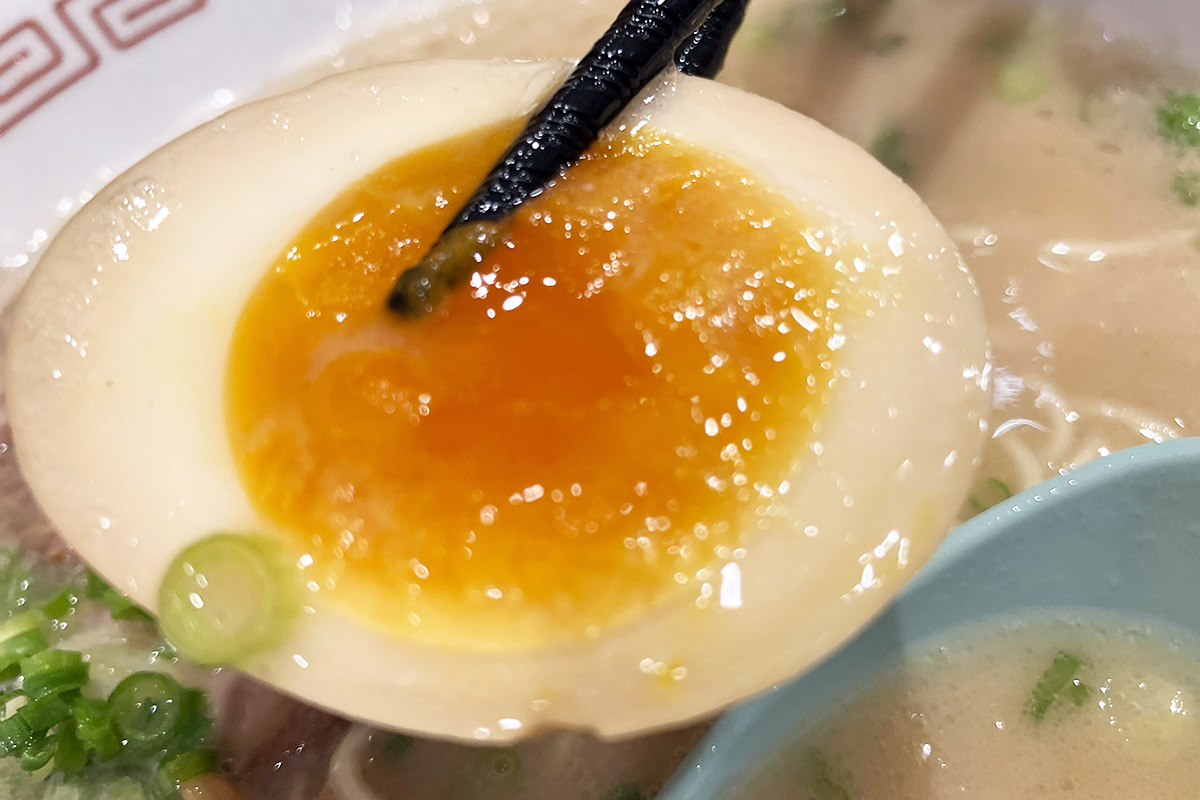 絶妙な半熟加減の味玉もベストマッチ