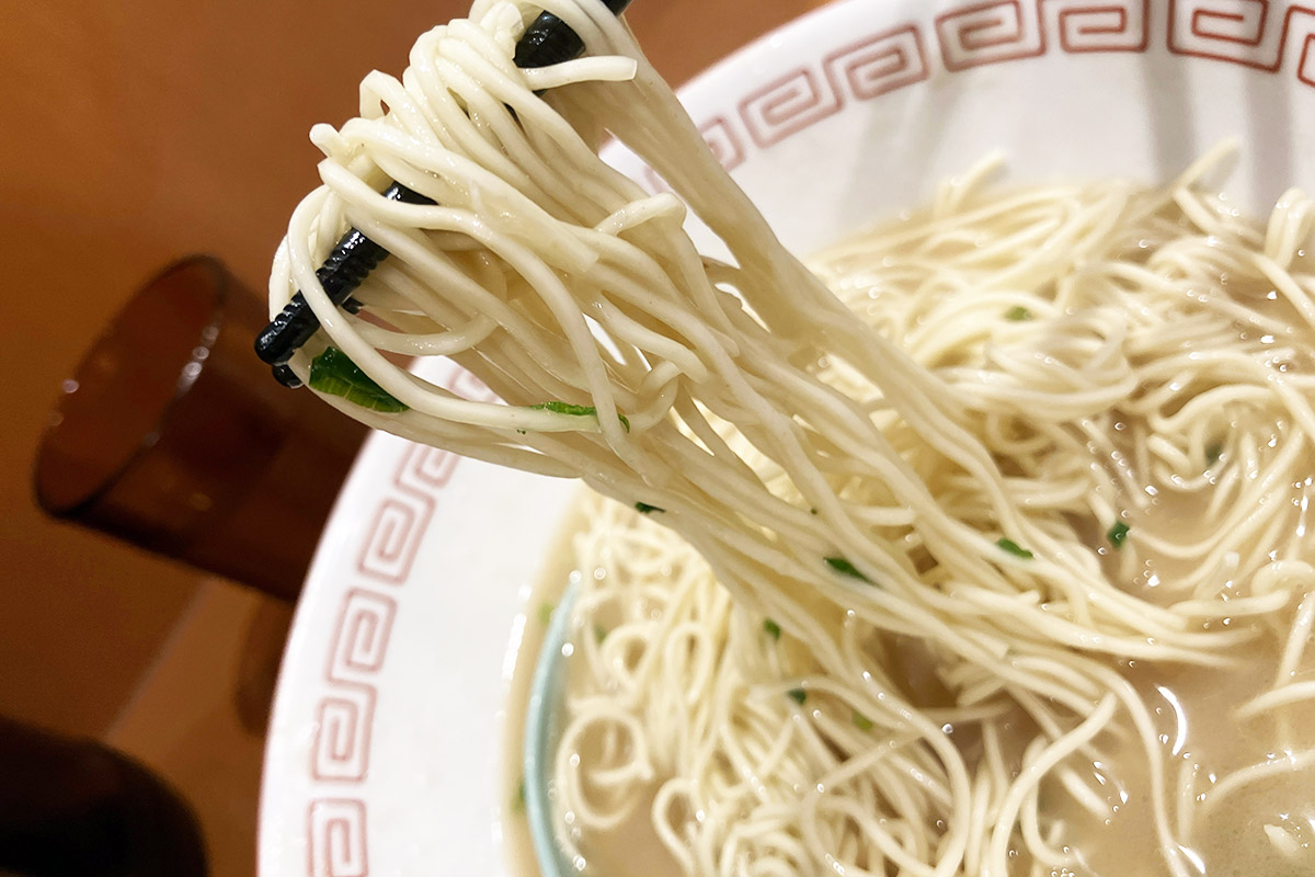うん、バリカタより明らかに固いです。でも、この固めの麺が豚骨ラーメンの醍醐味でもあります