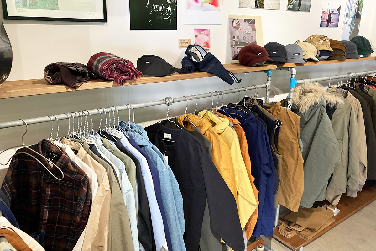 シオクリビト・鈴木さんのアパレルは、展示に加え販売もしています