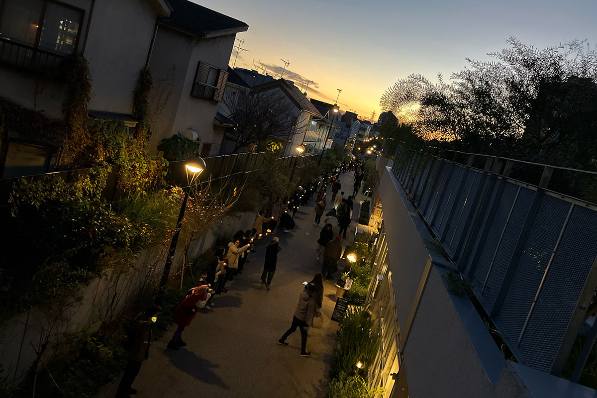 陽が落ち、キャンドルの灯りが繋がる。今年も『小径のノエル』がはじまります