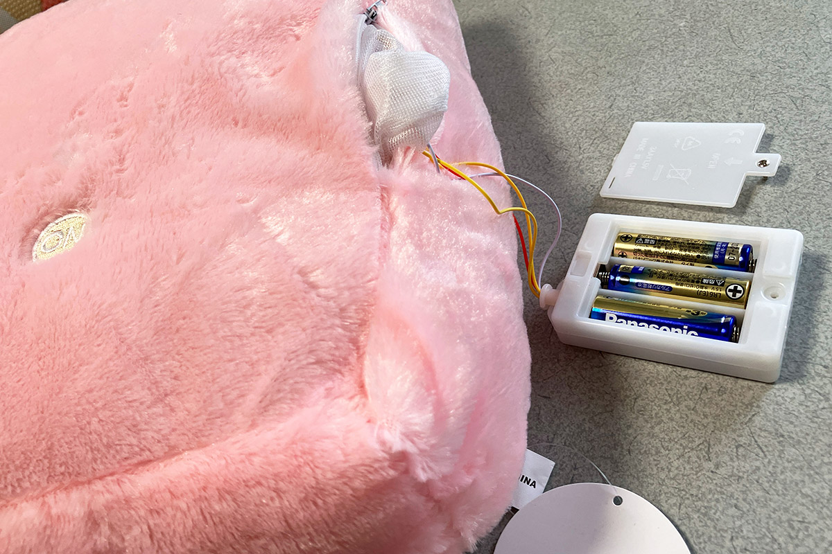 横にチャックがあったので中を探ってみると、電池ボックス。ああ、こんなものにエボルタを入れてしまってよいのか分からないけど、これしか無いから致し方ない。というわえで、すぅいーっちおおおおおんん!