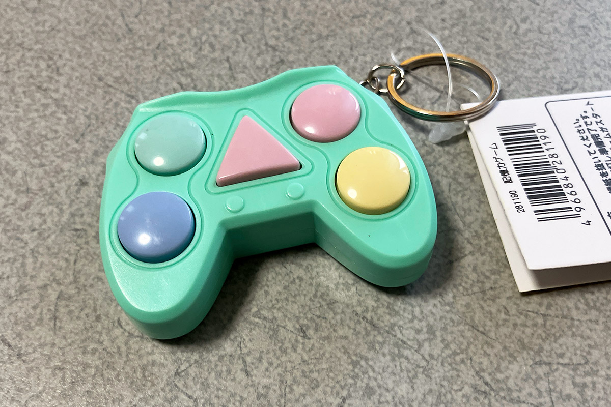 記憶力ゲーム? はい、これ光った順番を覚えて、同じように押すゲームです