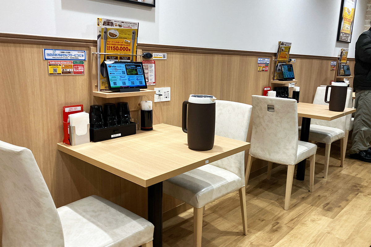 店内は2人掛けテーブル席が4つと