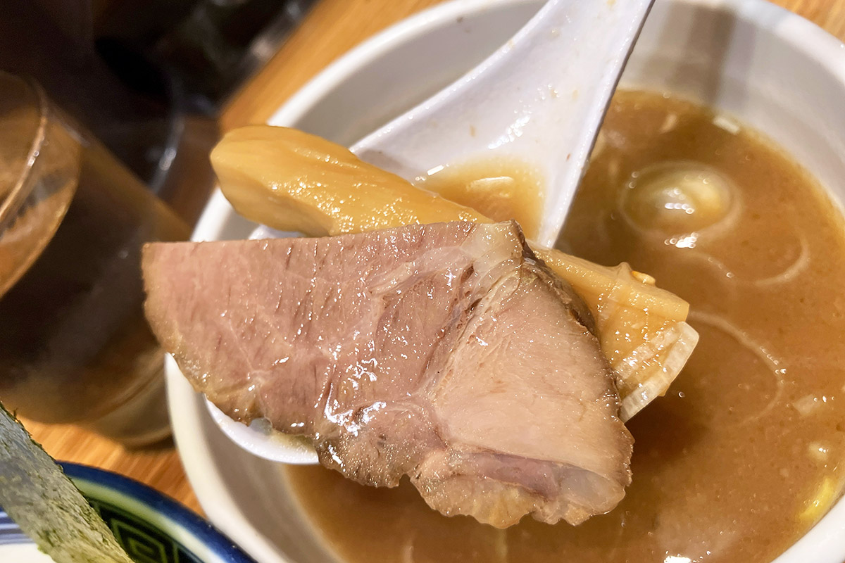 スープに沈む、厚切りチャーシューとメンマ