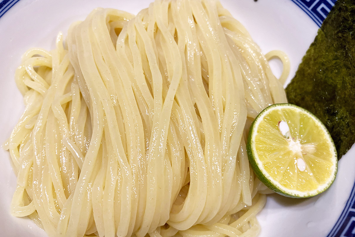 麺線美しい、艶やかな中華麺。そのまま食べれば、小麦の旨みを感じることができます