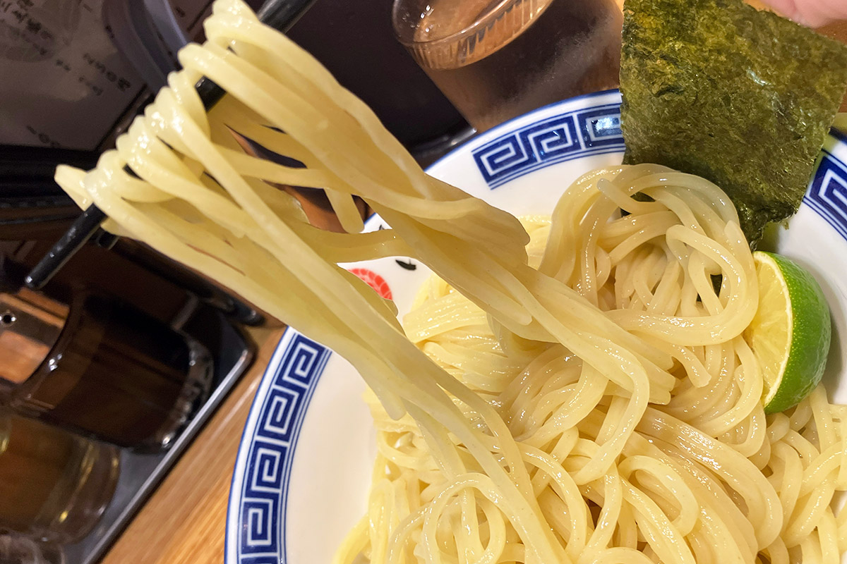 麺はたっぷり250gで食べ応え抜群