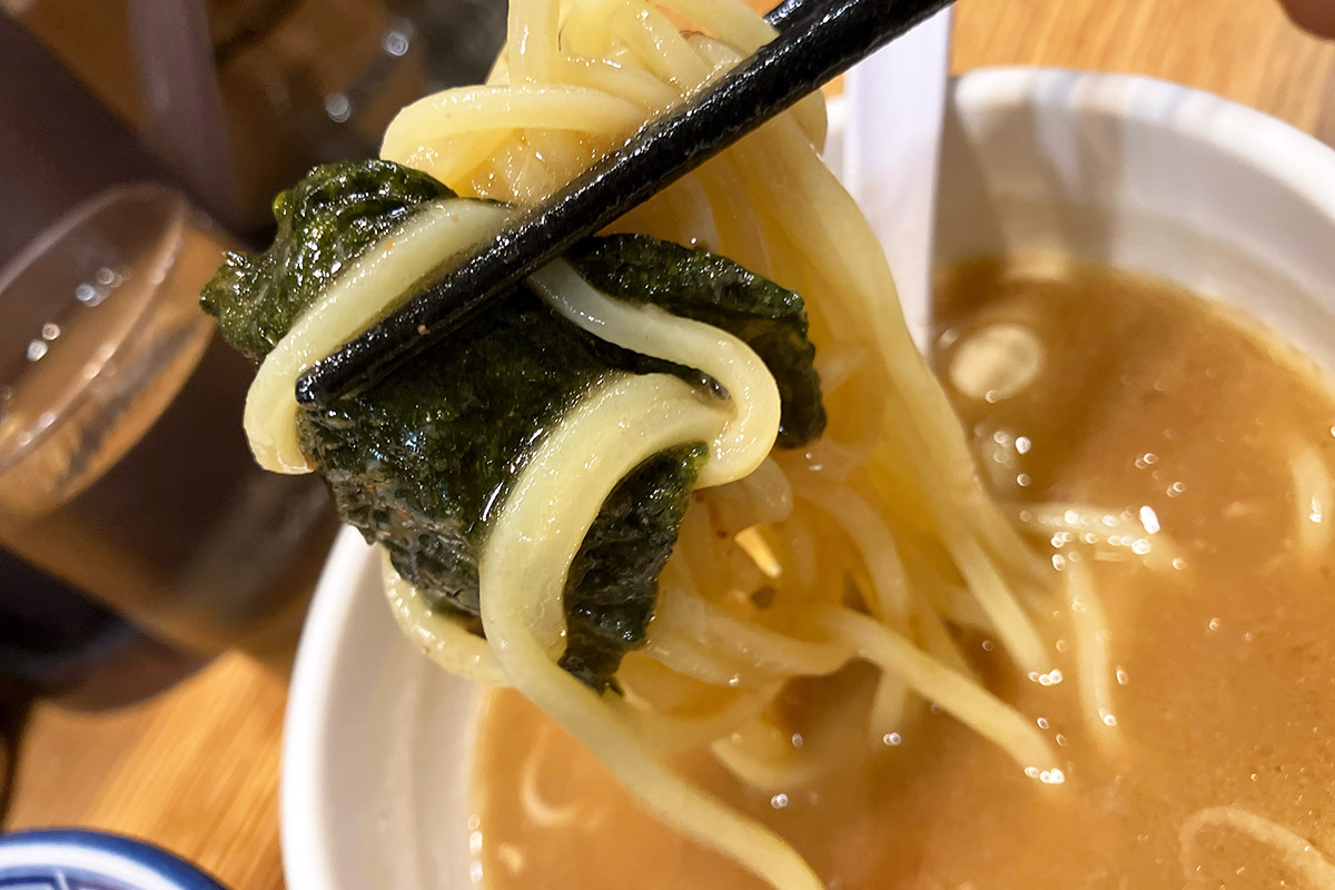 スープを吸った海苔を巻いて