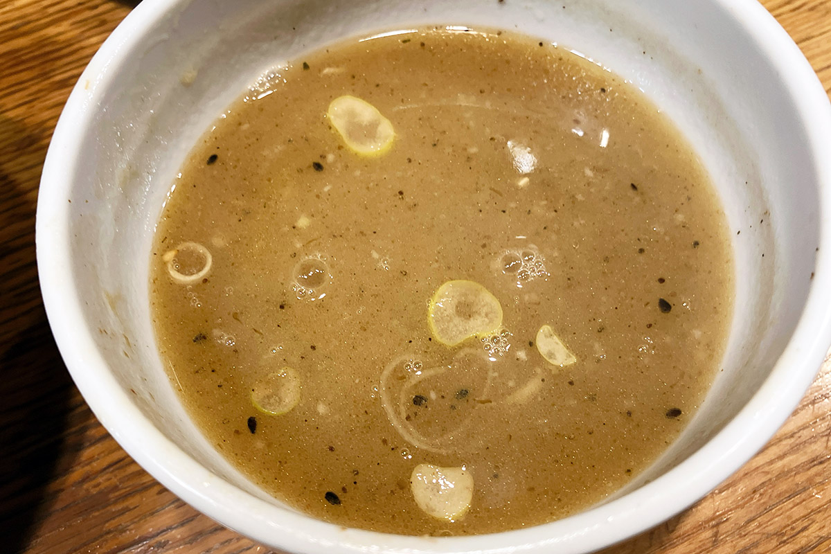 麺を食べ終わったらスープ割りをもらいましょう