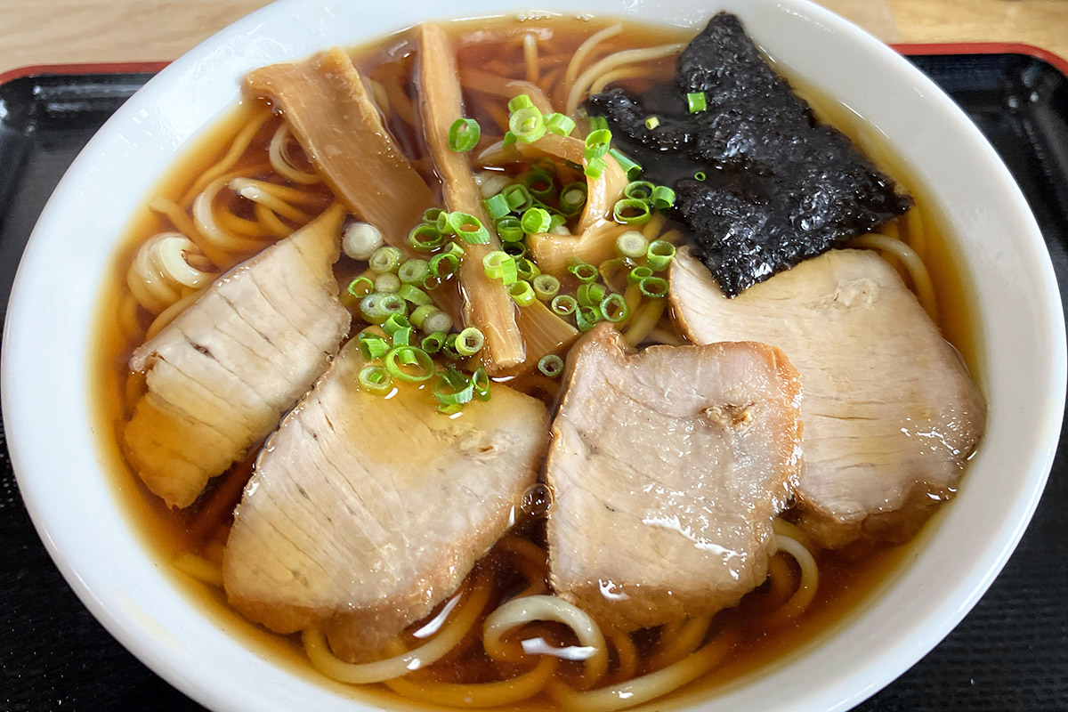 朝ラーメン発祥のお店『マルナカ』の「中華そば(並)」。魚介系の出汁が強く、チャーシューも豚もも肉を使いあっさり目なので、まさに朝から食べられるラーメン