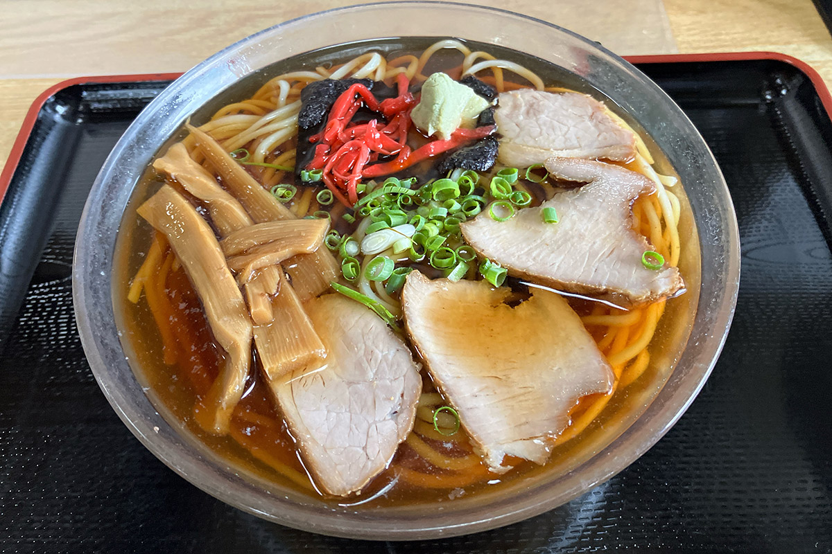 朝ラーメン発祥のお店『マルナカ』の「冷やし(並)」、ちょっと甘めのスープが子供にも大人気。セットで頼むと温かいラーメンが出てきた後に、よきタイミングで冷たいラーメンが出てきます