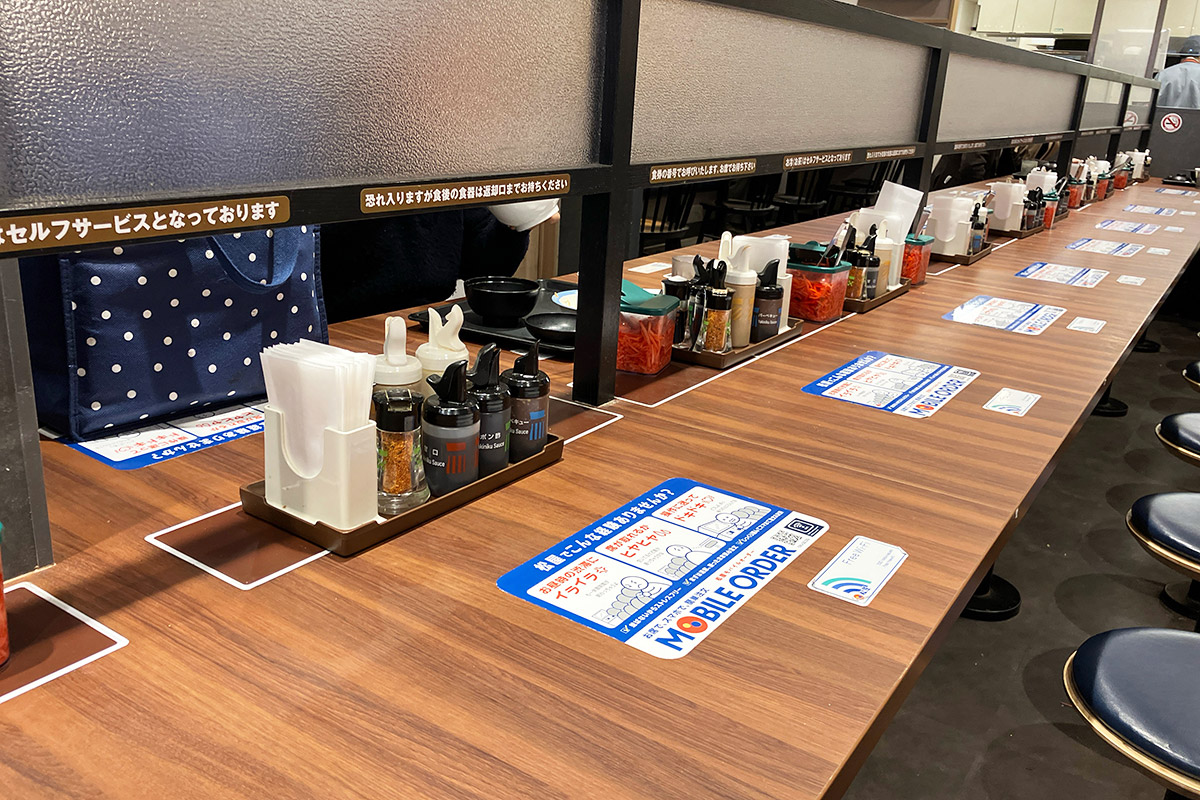 店内中央にはながーいカウンターテーブル、そうかセルフなのでこんな感じになったのですね。ちなみに、左奥にテーブル席もありました