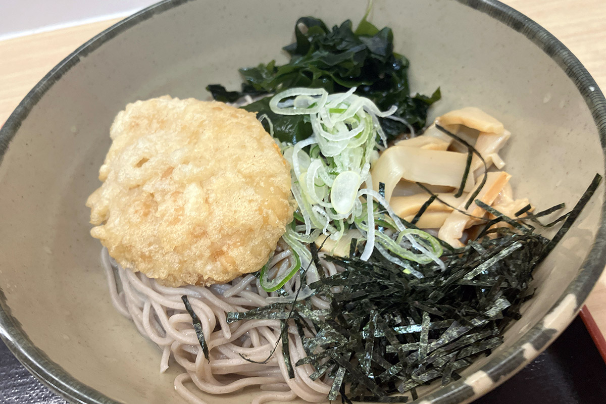 おい!頼んでるやないかー、「背徳の鶏天あぶらそば」をををっっ!