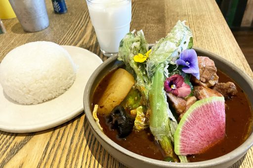ポニピリカの「ラムステーキと菜の花カレー」1848円（税込）