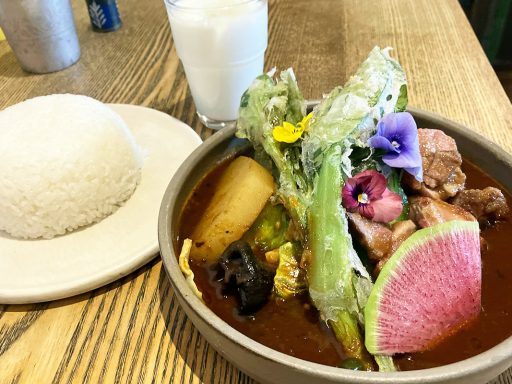 ポニピリカの「ラムステーキと菜の花カレー」1848円（税込）