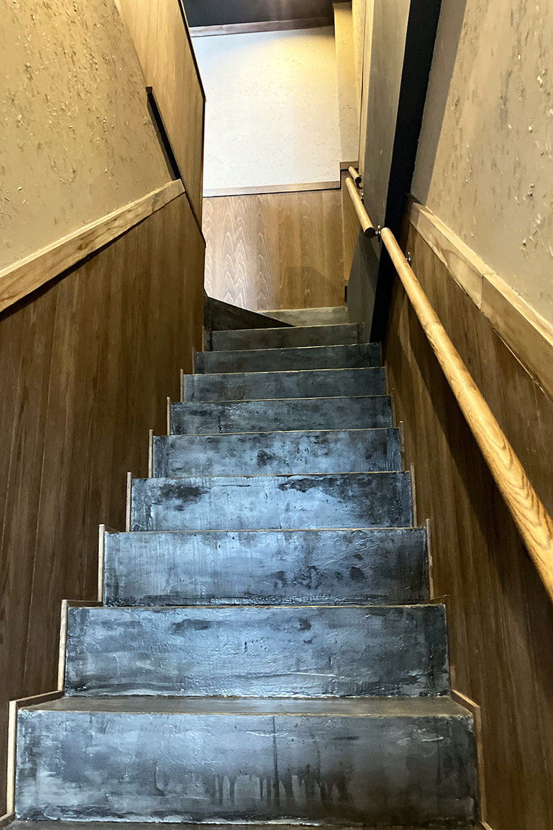 1階は満席だったので、階段を上がって2階へ