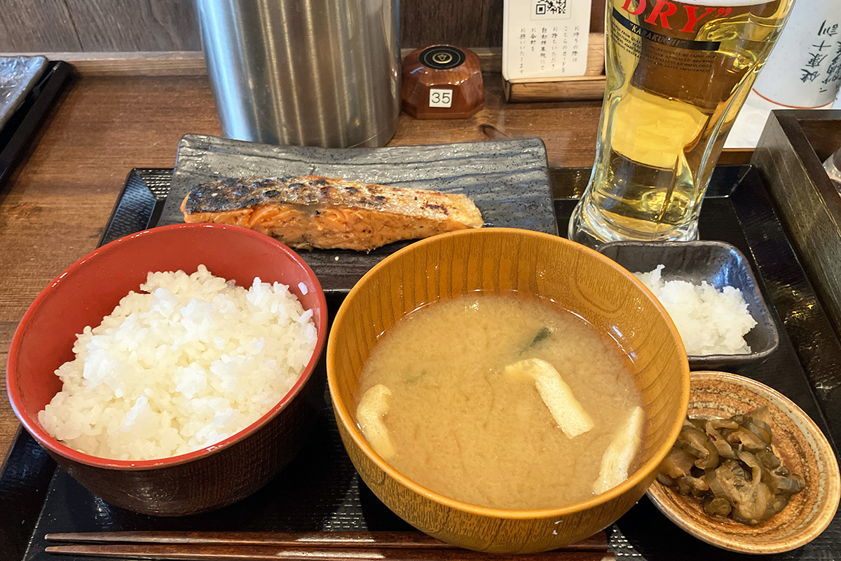 しんぱち食堂の「厚切り銀鮭塩焼き定食」968円(税込)
