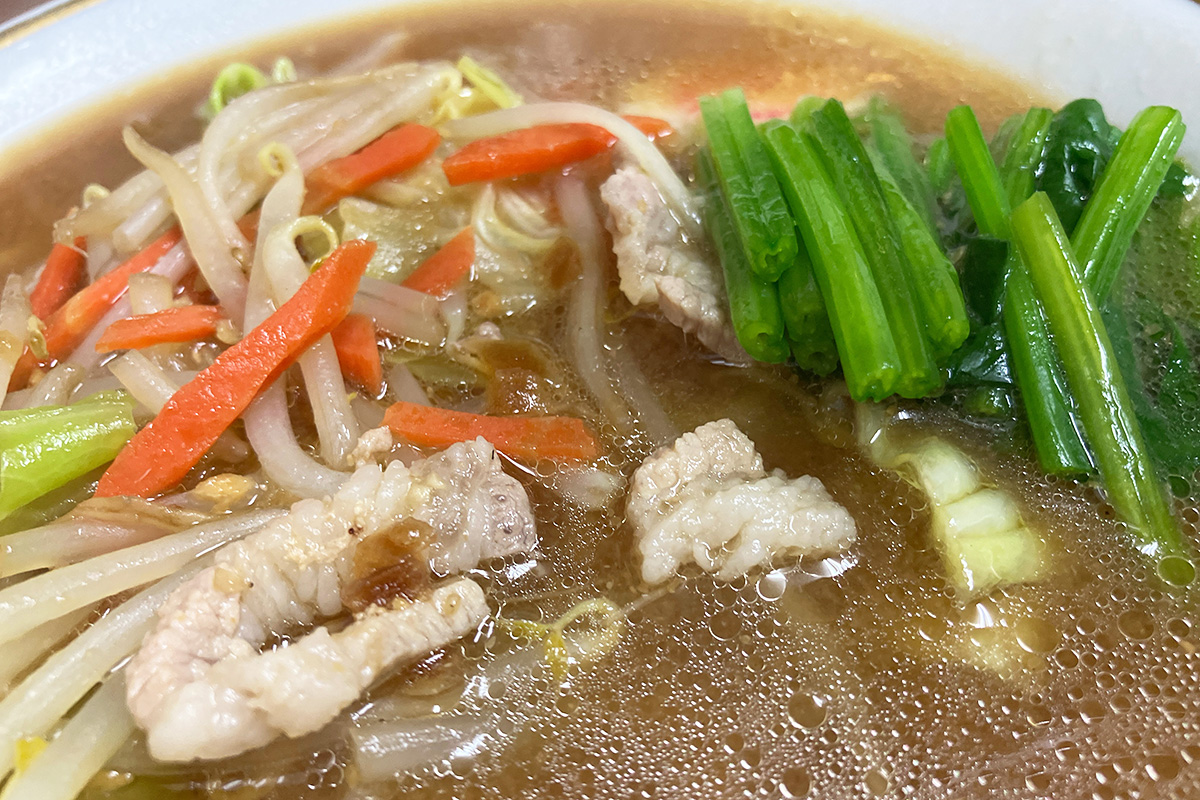 具材は豚肉と人参キャベツもやし、そしてほうれん草、あ、うしろにナルトが隠れています