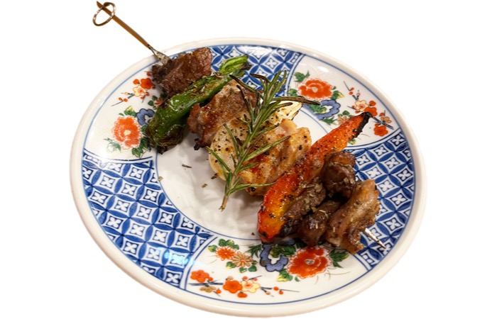 38. 啼寅東京(テトラトウキョウ)
「牛ラム豚!もつ焼き屋のスパイシーシシカバブ」