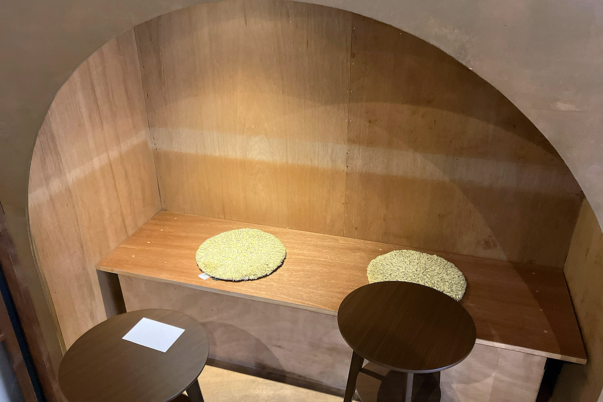 お店に入った瞬間から座ってみたかったこの場所へ