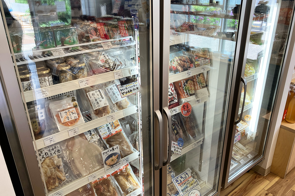 冷凍庫の中にも全国各地の、ご飯に合いそうな食品の数々