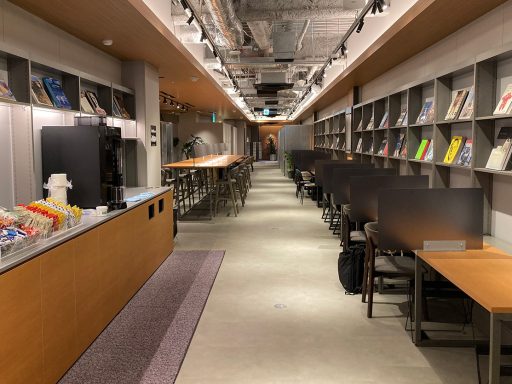 リニューアルした『TSUTAYA BOOKSTORE下北沢』ラウンジ