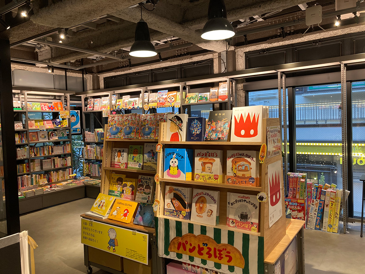 下北沢駅から段差なく入れる2階に児童書売り場を移したのは、お子さん連れのお客さんにはありがたいリニューアルです