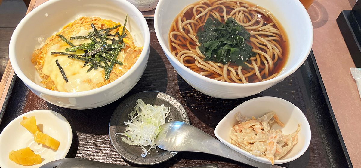 夢月の「チーズ玉子丼セット」1020円（税込、本日のサービスランチ価格）