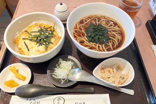 夢月の「チーズ玉子丼セット」1020円（税込、本日のサービスランチ価格）
