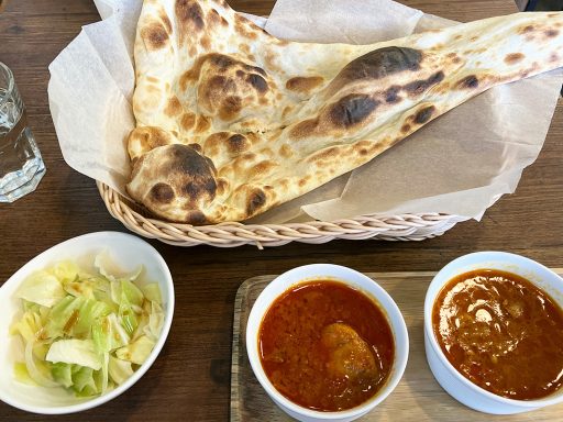 「辛口チキンカレーパンジャーブ風」「ポークビンダル」のツインカレー