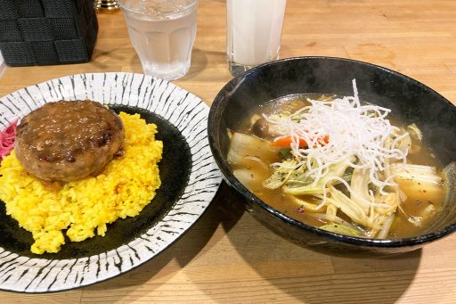 「藤枝市小川商店のハンバーグとスープカレー」1800円（中辛）