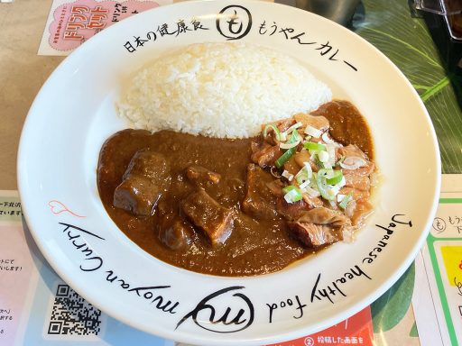 もうやんカレーの「平日限定カレー（ポーク）」980円に「牛すじトッピング」（通常200円）