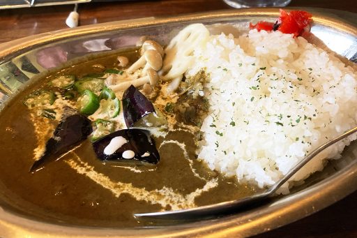 「黒ゴマカリー 野菜のカリー」1350円（税込）
