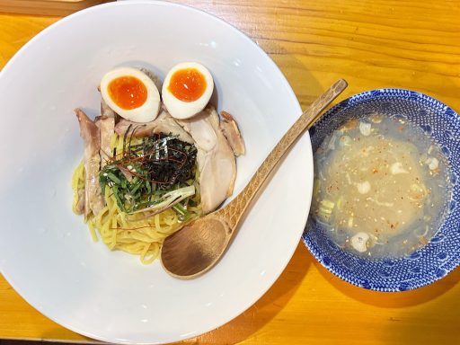 鶏そば そるとの「冷貝塩オレンジそば」850円、「鶏チャーシュー」350円、「味玉」120円（それぞれ税込）