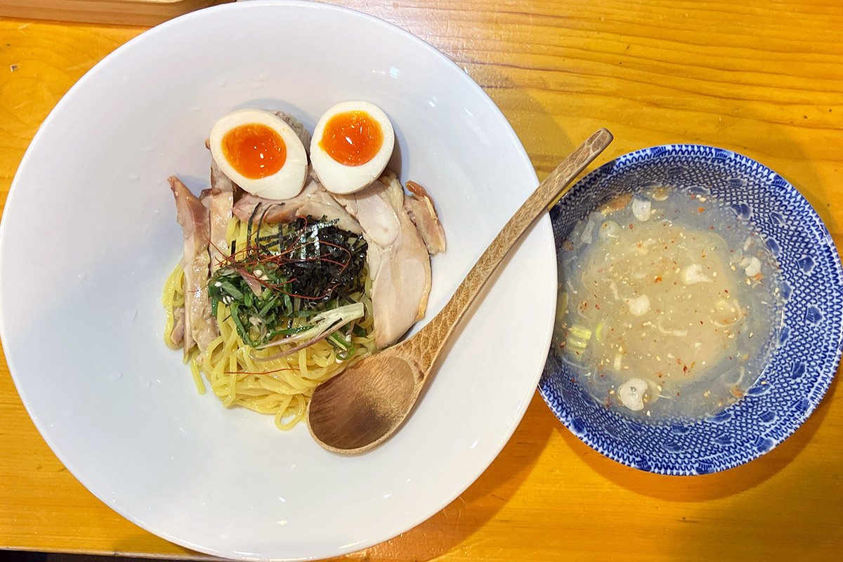 鶏そば そるとの「冷貝塩オレンジそば」850円、「鶏チャーシュー」350円、「味玉」120円（それぞれ税込）