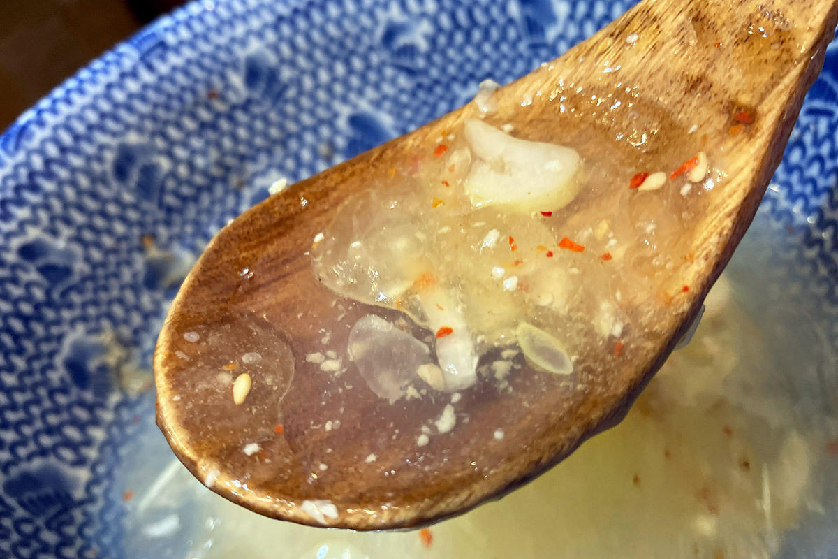 まずはスープを一口いただきます