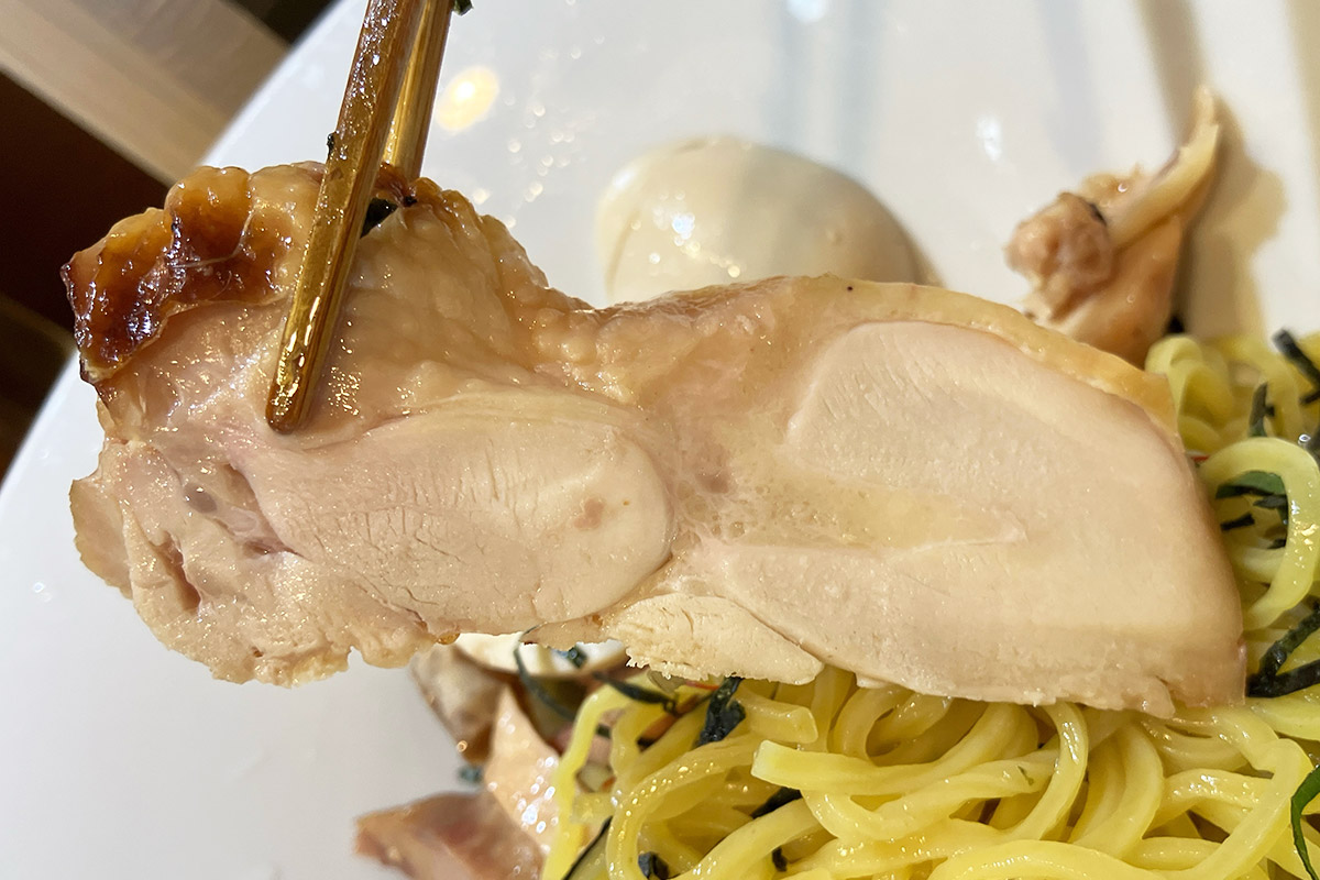 鶏モモ肉をスライスした鶏チャーシュートッピングは、4枚も入ってとてもボリューミー