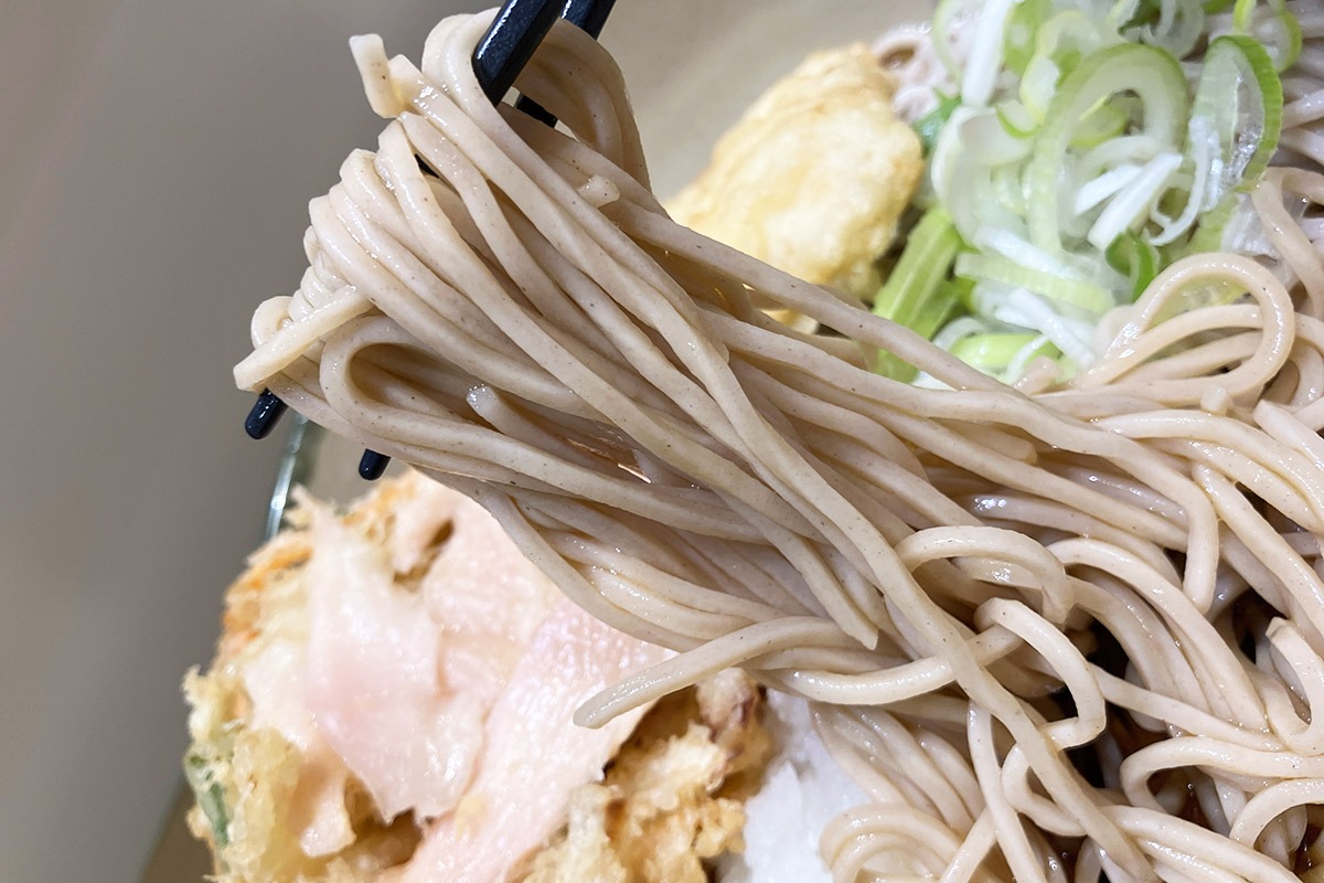 冷やしのラーメンも美味しいけど、お蕎麦の美味しさも捨てがたいです