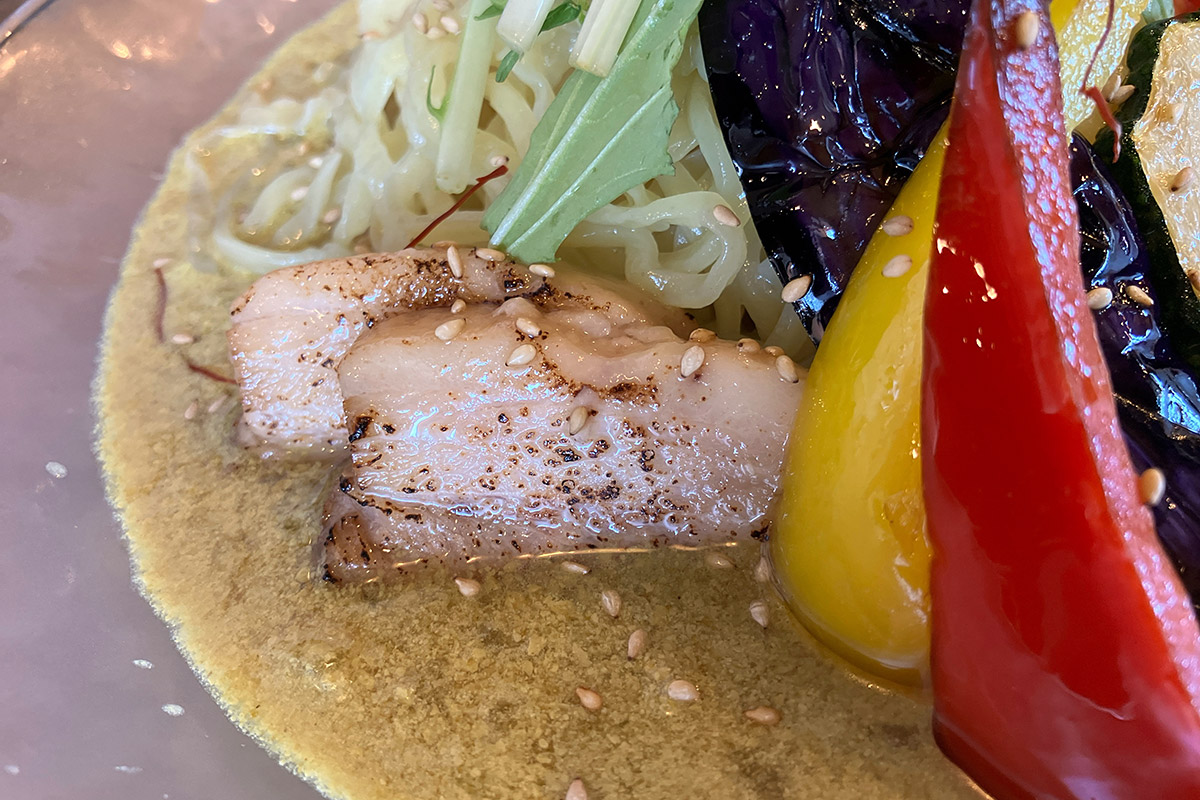 具材は様々なお野菜に、チャーシューならぬ豚角煮