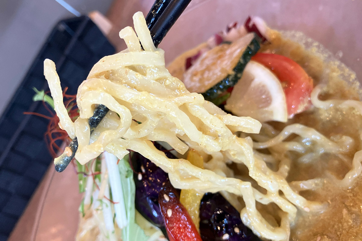 麺は中太のちぢれ麺です