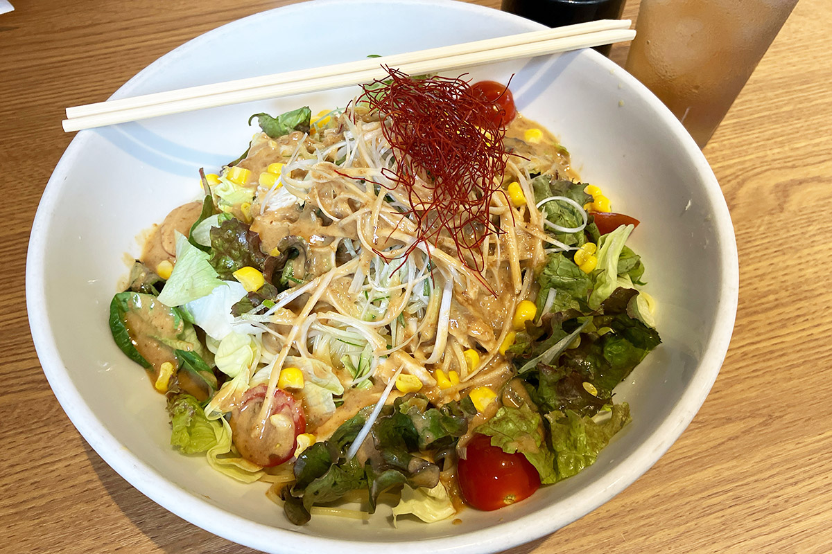 行ったことがある人ならわかると思いますけど、すぱじろうのパスタってかなり大きめの器に入ってくるんですよね、、、Lで頼んだら、すんごい量のパスタが来ちゃいました