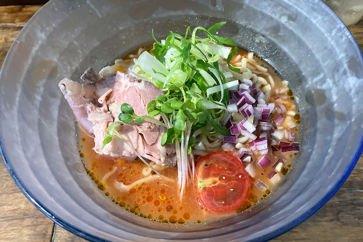 点と線.「冷やしスパイスラーメン」1000円(税込)
