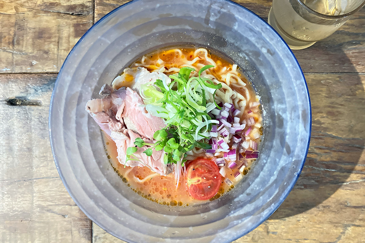点と線.「冷やしスパイスラーメン」