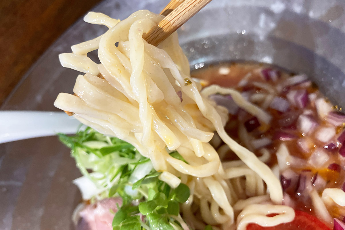 麺は平打ちのちぢれ麺