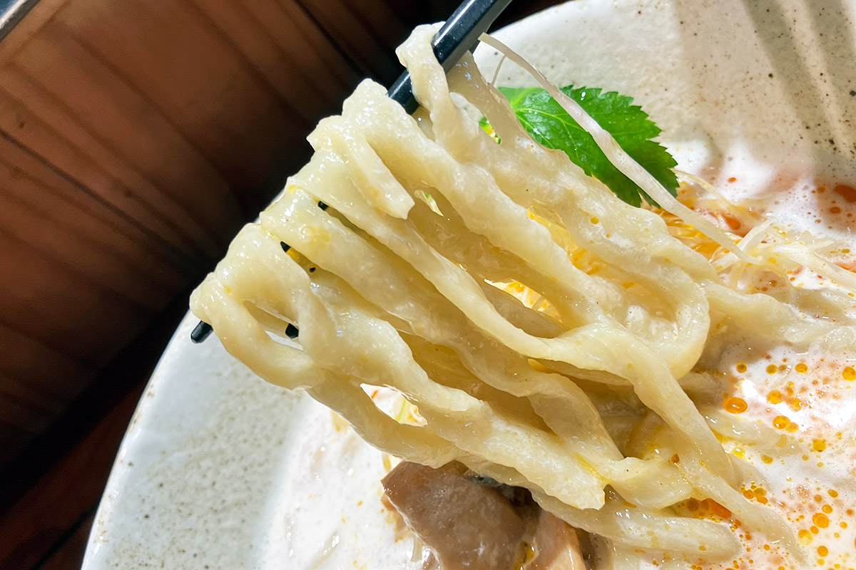 気になる麺は温かい麺に比べるとちょっと細めですが、それでも冷やしラーメンでここまでの太麺は見たことがありません