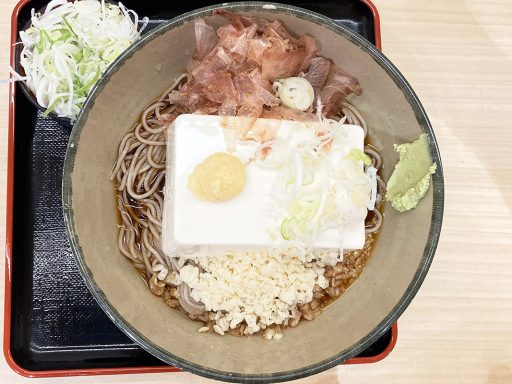 箱根そば「豆腐一丁そば」620円、「ネギ増量」30円