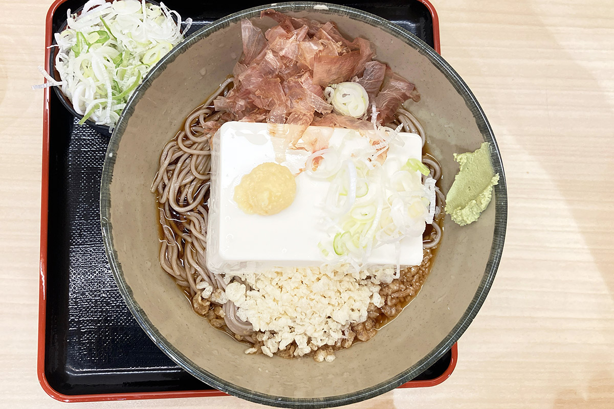 箱根そば「豆腐一丁そば」620円、「ネギ増量」30円