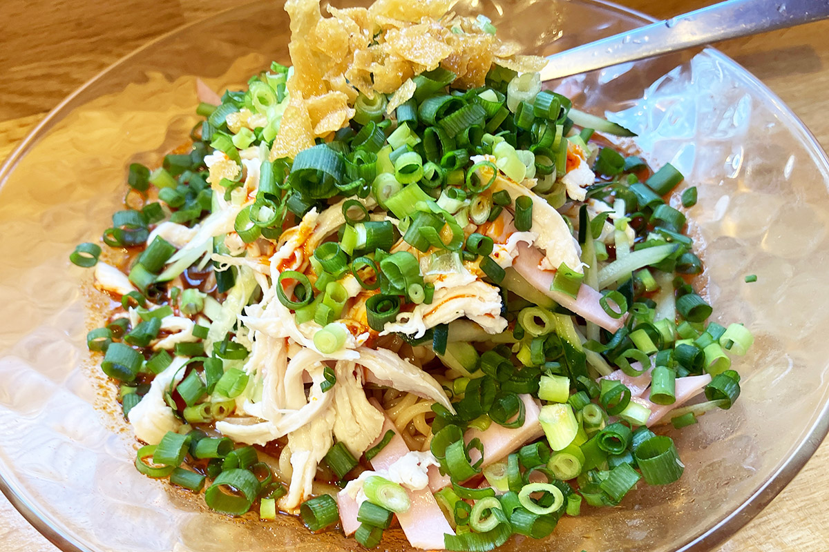 8月の飲み会のキービジュアルは、台湾キッチンの「麻辣鶏絲涼麺」
