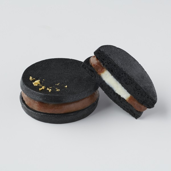 KURO 350円(税込)
洗練された美しさを表現したKURO。奥ゆかしさを想像させるような生地でほろ苦いキャラメルクリームを上品に挟み、芳しい一品となっています。