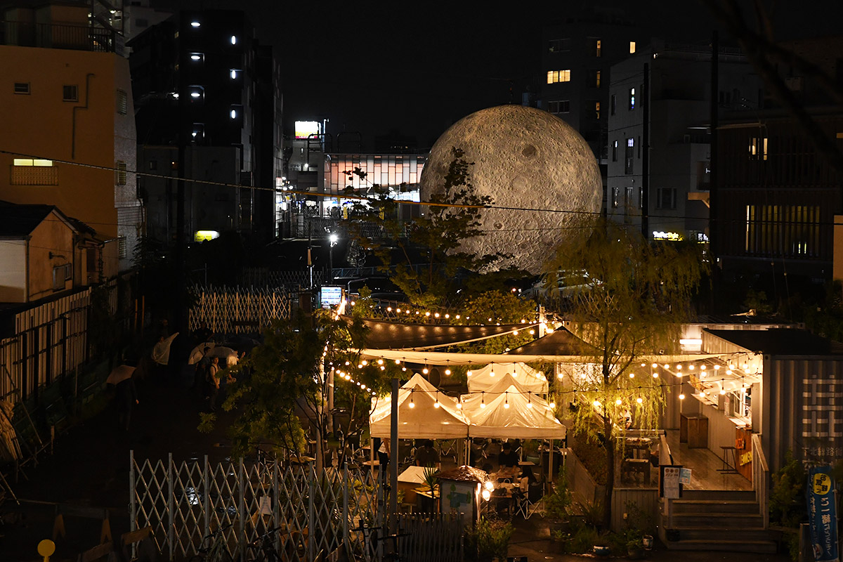8月の飲み会のキービジュアルは、『ムーンアートナイト下北沢2023』で下北線路街 空き地に展示されたLuke Jerramの「Museum of the Moon」
